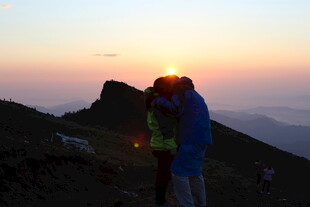 山顶观日落的徒步旅行者