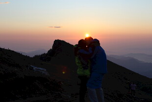 山顶情侣共赏绝美日落