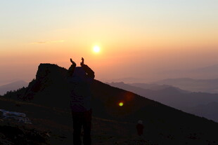 山顶观日落美景