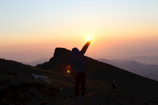 山顶迎日出的欢呼者