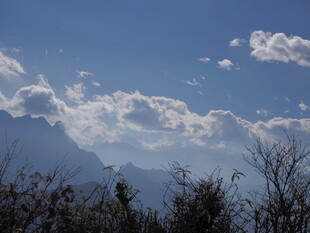 蓝天白云下的山峦景致