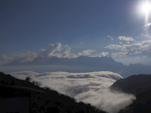 高山云海间的壮丽日光