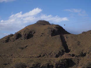 雄伟山丘上的古老遗迹