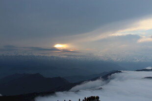 云海之上的壮丽日出景观