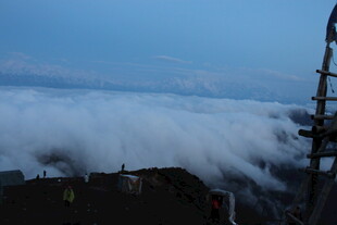 高空俯瞰云海壮丽景观