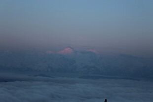 云海之上的朦胧山景