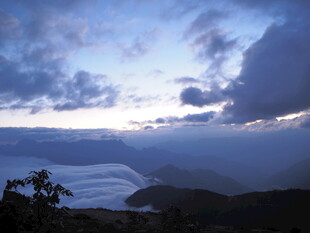 山间云海日出壮丽景观