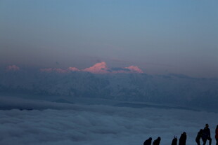 云海之上的壮丽山景