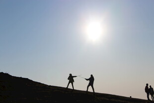 阳光下的徒步旅行者剪影