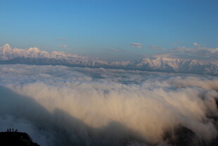 云海之上的壮丽山景