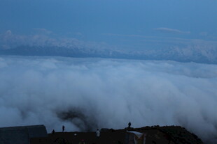 云海之上的壮丽景观
