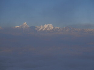 高空俯瞰壮丽雪山景观