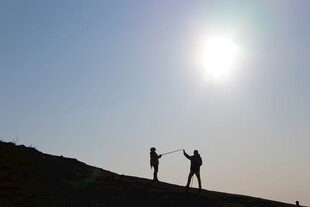 山顶上的两人户外剪影