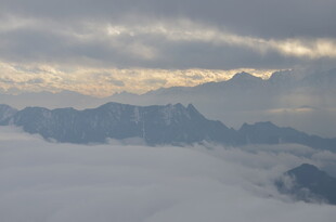 云海中的壮丽山峦