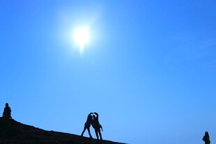 屋顶工人在阳光下劳作