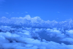 高空俯瞰壮丽云海景观