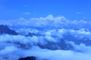 云海之上的壮丽山景