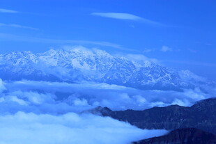 云海之上的壮丽雪山景观