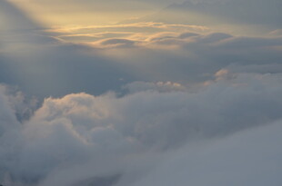 高空云海中的壮丽霞光