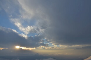 日落时分的壮丽天空景观