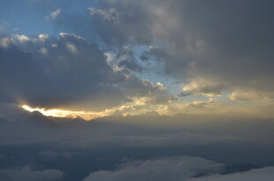 壮丽云海中的天空美景
