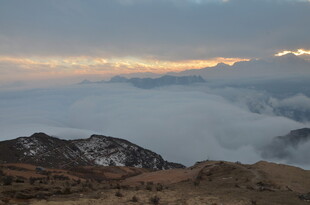 云海环绕的壮丽山峦