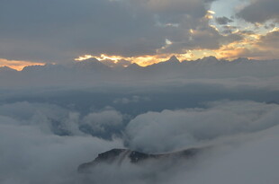 云海之上的壮丽日出景象