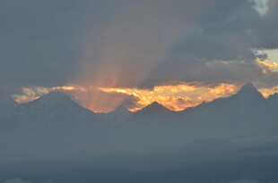 日出云海间壮丽景观