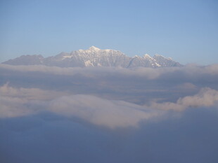 云海之上的雪山美景