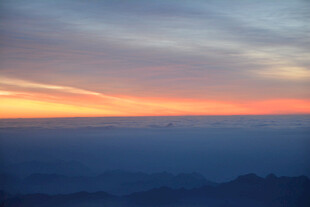 日出时分的壮丽云海景观