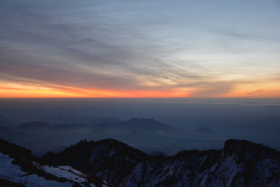 雪山之巅的绚丽日落