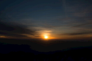 日落时分的壮丽天空景观