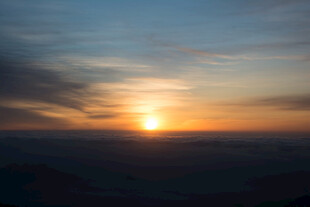 日出时分的壮丽天空景观
