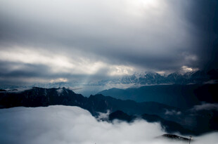 云海中的山峦壮丽景象