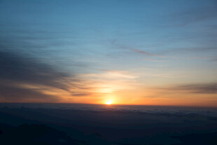 日出云海壮丽景观