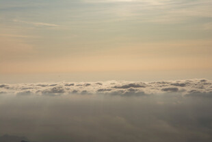 云端之上的壮丽天空景观