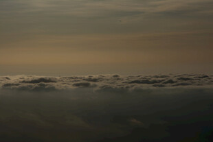 高空云海间的壮丽景象
