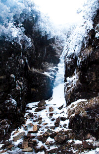 雪覆山间瀑布美景