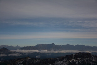 山间云海缭绕的壮美景色