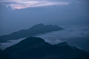 云雾缭绕的壮美山峦