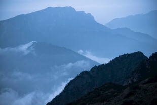 山间云雾缭绕的壮美景色