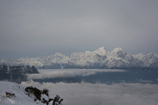 雪山云海壮丽景观