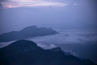 云雾缭绕的壮丽山峦