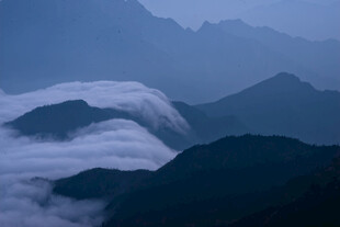 山间云海缭绕的壮美景观
