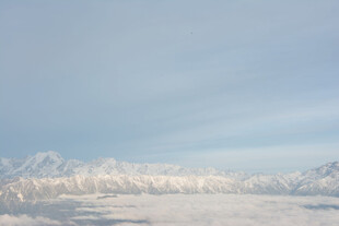 高空俯瞰连绵雪山美景