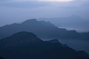 山间晨雾中的层叠山峦