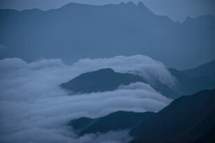 云雾缭绕的壮丽山峦