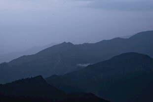 暮色中的连绵山峦