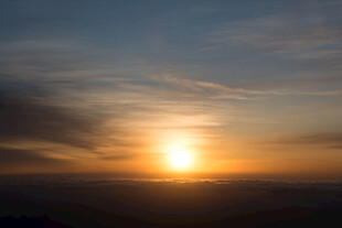 壮丽日出 天际霞光闪耀