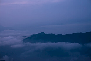 云海中的山峦美景